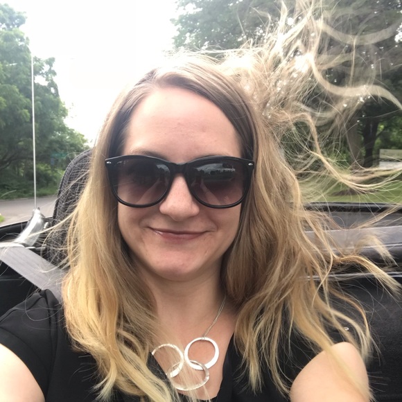 Meet your Posher, Danielle - Picture 3 of 5